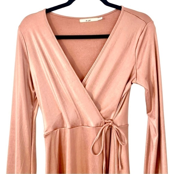 MI AMI, METALLIC, WRAP MINI DRESS. HIGH SHEEN FABRIC IN BLUSH PINK COLOR.SIZE M - Picture 4 of 8